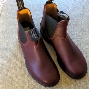 Women's, unworn, burgundy leather Chelsea Boot in 9.5 (AU/UK) 6.5)